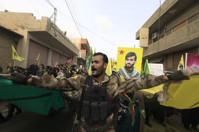 Een lid van de Koerdische militie YPG betuigt zijn steun aan de Koerden in Afrin, die momenteel onder vuur liggen door een Turkse militaire operatie. De YPG zijn een bondgenoot van de internationale coalitie tegen IS.