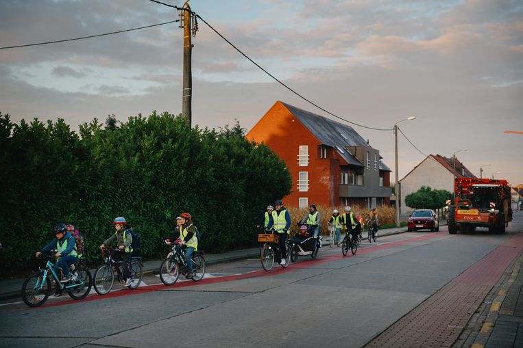 Veel ouders zien vandaag een avontuurlijke rit naar school als één stresserende aaneenrijging van risico's. Beeld Wouter Van Vooren