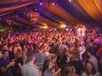 Een volle tent tijdens het Dorpsfeest Wehl in 2019.