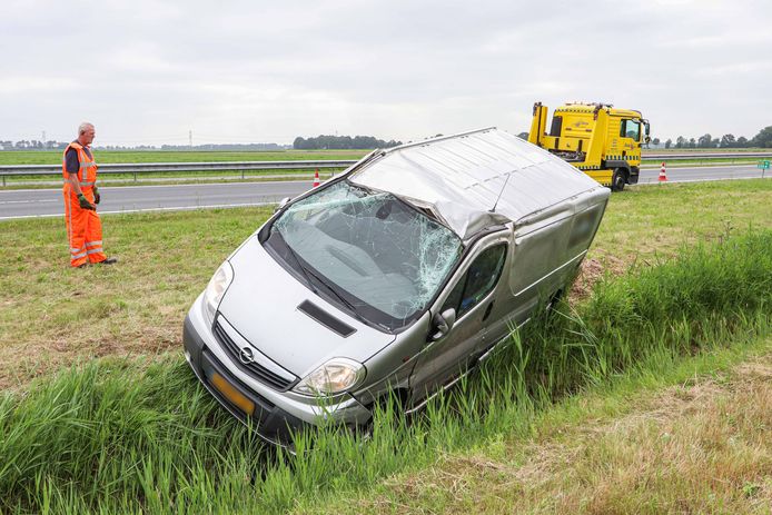 Bij een inhaalpoging op de N50 botste een bestelbusje vrijdagmiddag met een personenauto. Het voertuig raakte hierbij van de weg, sloeg over de kop en kwam in een sloot tot stilstand.