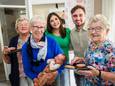 Buurvrouwen Corrie Olde Hartman, Ria Nieland en Betsy van Oers (v.l.n.r.) op kraamvisite bij Marouschka Latumahina, Job Vossensteyn en hun dochter Bodi.