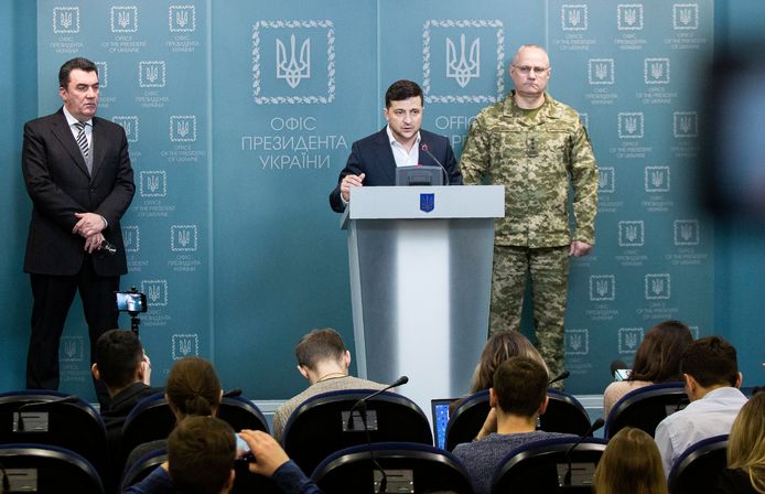 Oleksiy Danilov (links), hoofd van de Nationale Veiligheids- en Defensieraad van Oekraïne, tijdens een toespraak van de Oekraïense president Volodymyr Zelenski (centraal).