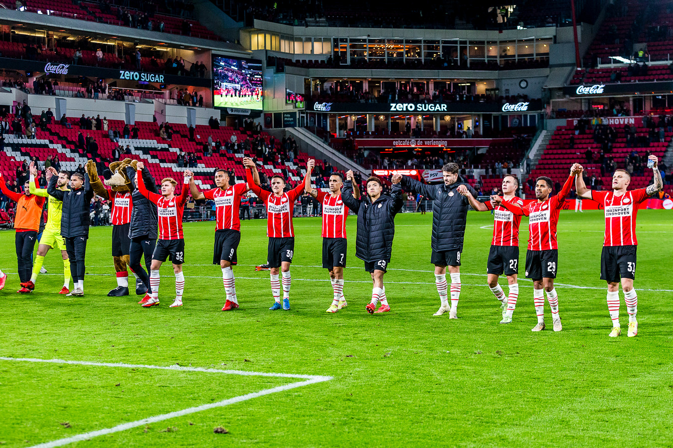 PSV vierde ook de krappe zege tegen Sparta met het eigen publiek.