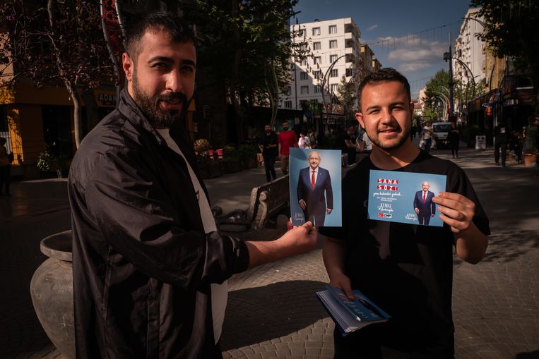 Campagna per le strade di Diyarbakir per Kemal Kiliçdaroglu (nella foto nelle carte), candidato rivale del presidente Erdogan.  Immagine Nicola Zolin per il Volkskrant