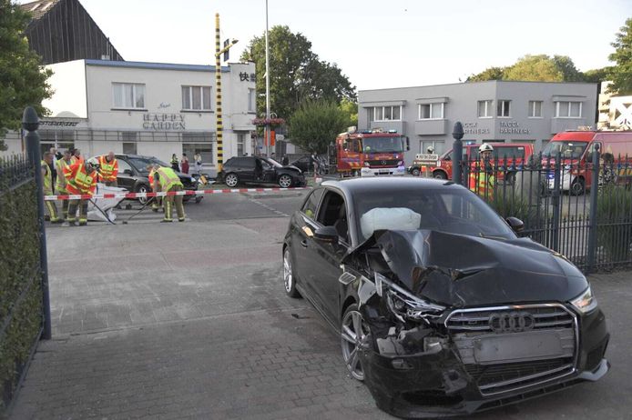 Eén van de betrokken wagens, met zichtbaar zware schade.