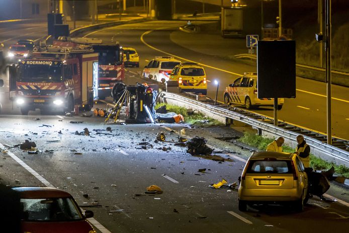 Een ravage op de snelweg A73 bij Roermond na het fatale ongeluk op de A73 in november 2017