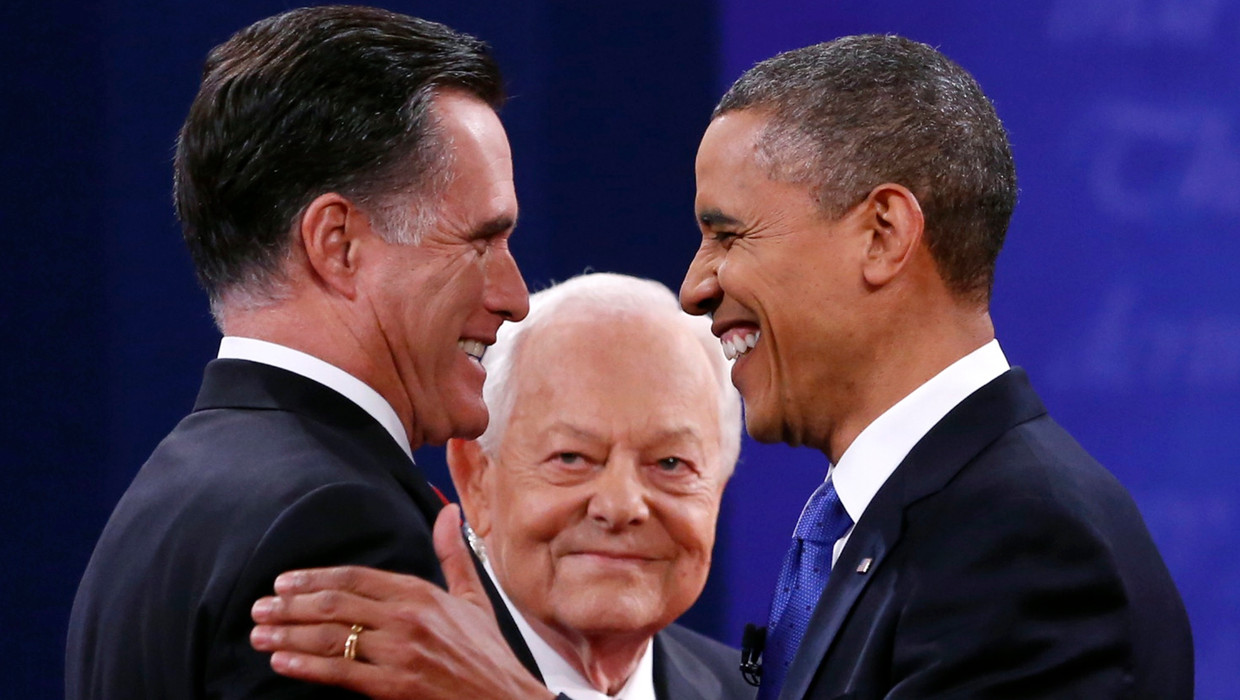Romney en Obama na het slotdebat, op de achtergrond gespreksleider Bob Schieffer. Beeld REUTERS