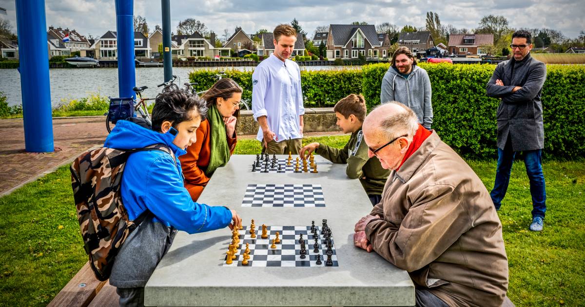 Kwaadaardige tumor ondergeschikt Grondig Schaakmat! Eerste schaaktafel in Capelle geplaatst en er volgen er meer |  Rotterdam | AD.nl
