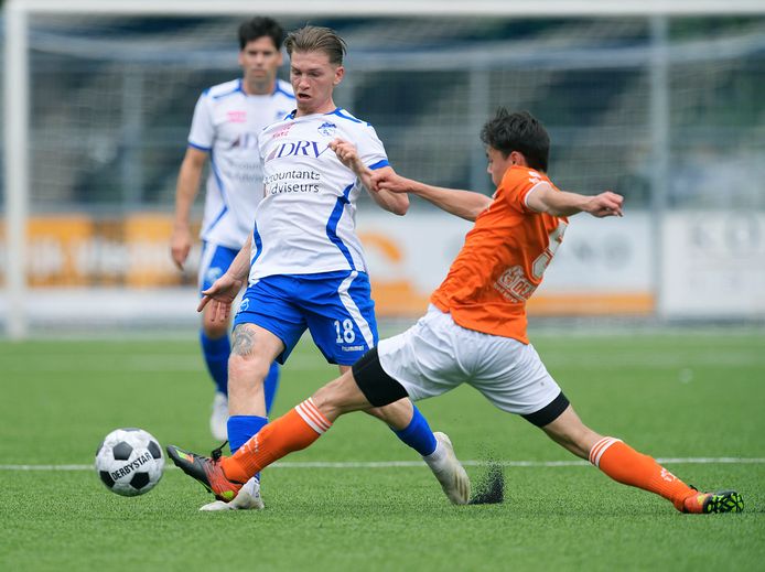 Sven van der Net, hier nog namens Sliedrecht in actie tegen Oranje Wit, speelt volgend seizoen voor het Ambachtse ASWH.