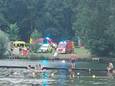 Terwijl de hulpdiensten bezig zijn met het reanimeren, zitten ook nog enkele andere bezoekers in het water, wat dan niet meer mocht.