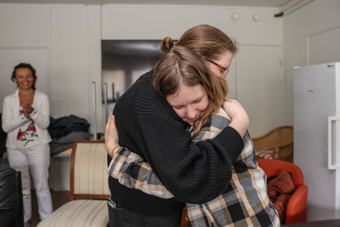 Lera (l) en Esther geven elkaar een knuffel, nadat Eshter het door haar ingezamelde geld aan Lera heeft gegeven.