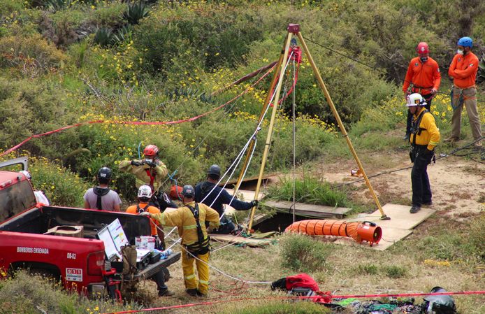 Reddingswerkers aan de slag bij de put in Baja California waar drie lichamen werden gevonden.