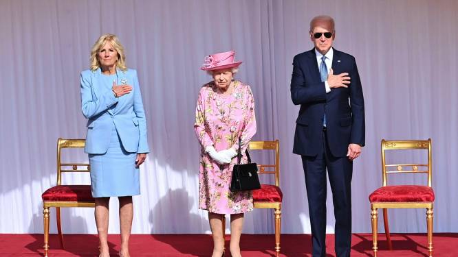 Oeps, zelfs Biden zondigt tegen het koninklijke protocol tijdens ontmoeting met Elizabeth 