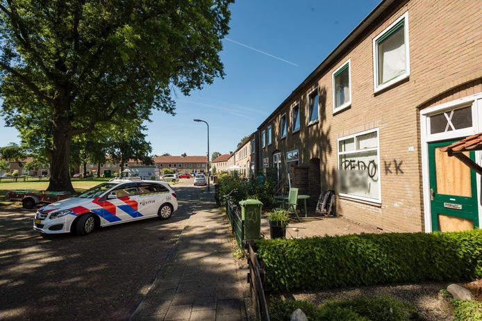 ‘Pedo’, werd er in de nacht van donderdag op vrijdag op de ruit van een woning in het Acaciaplantsoen in Enschede gespoten. De man werd door de politie meegenomen, voor zijn eigen veiligheid. Hij is niet aangehouden.