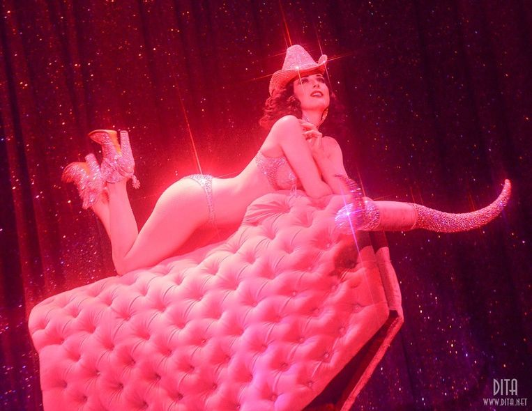 Dita Von Teese als cowgirl. Beeld Scott Harrison - RR