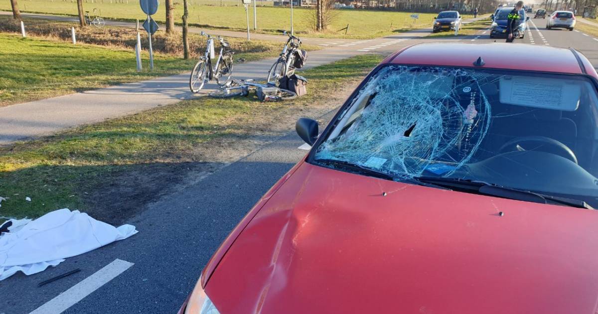 Vrouw ernstig gewond bij aanrijding met auto in Haaksbergen.