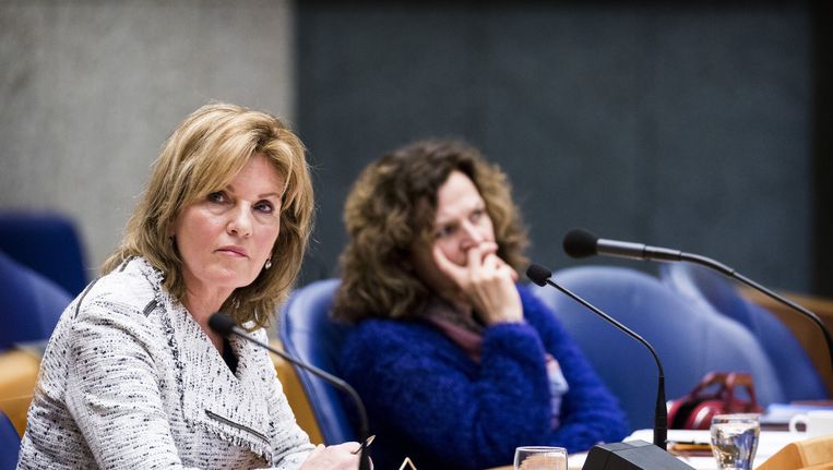 Tweede Kamerlid Pia Dijkstra (D66) en minister van Volksgezondheid Edith Schippers (VVD tijdens een debat over de wet op de orgaandonatie. Beeld anp