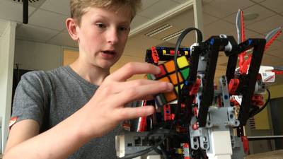 Robot van Senne (12) lost Rubiks kubus met gemak op