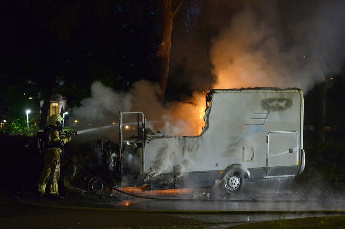De brandweer werd opgeroepen maar die kon niet voorkomen dat het voertuig volledig uitbrandde.