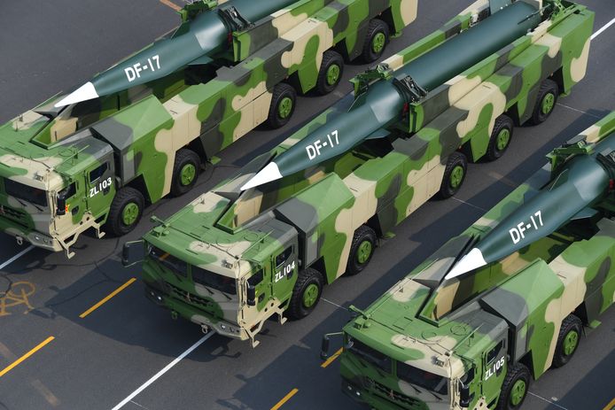 Hypersonische raketten te zien tijdens een militaire parade in Peking, archiefbeeld.