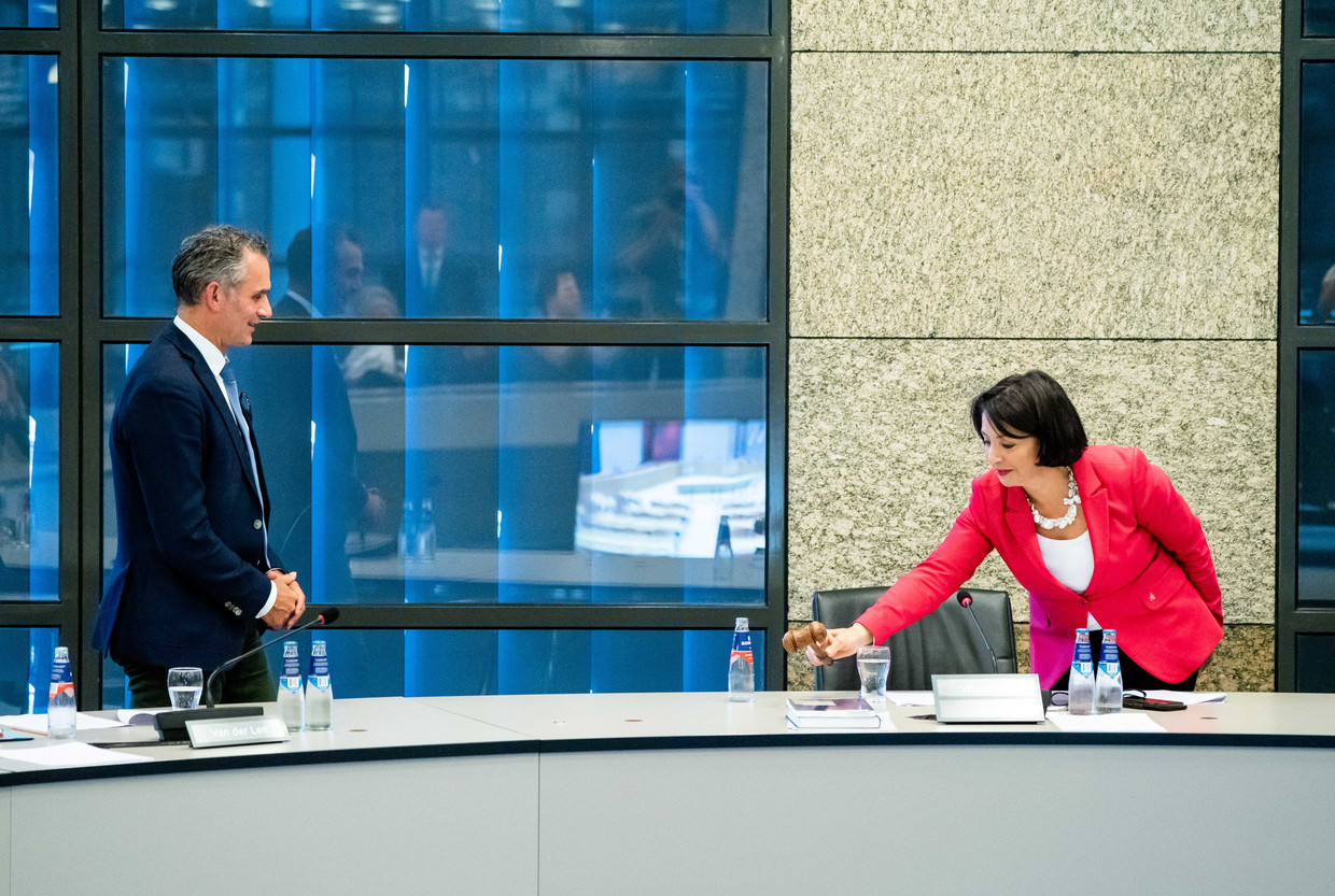 Kamervoorzitter Khadija Arib overhandigt de voorzittershamer aan Tom van der Lee (Groenlinks), de nieuwe commissievoorzitter, tijdens de constituerende vergadering van de tijdelijke commissie aardgaswinning Groningen. De commissie bereidt de parlementaire enquete naar de aardgaswinning in Groningen voor.  Beeld ANP