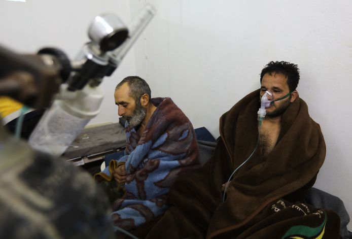 Enkele Syrische burgers getuigden van ademhalingsmoeilijkheden na een aanval op Saraqib op 4 februari.