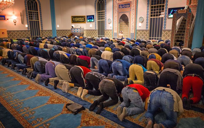 Bezoekers van de Mevlana moskee in Rotterdam.