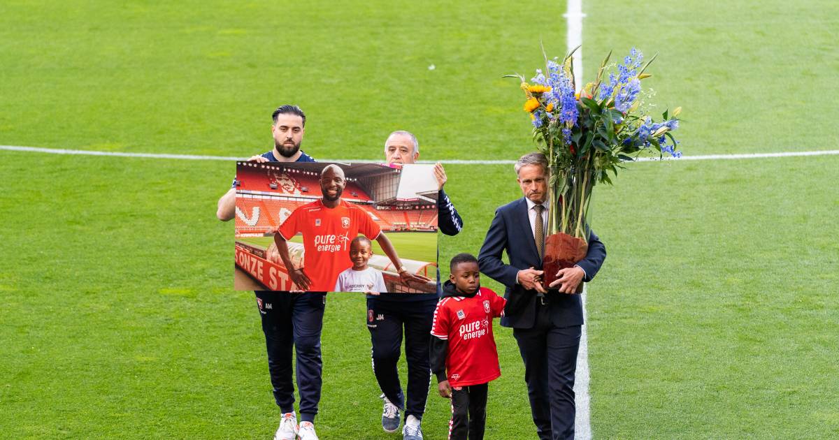 Hartverscheurend: zoontje Jody Lukoki aanwezig bij eerbetoon FC Twente voor overleden vader