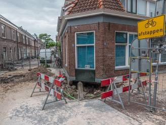 Deel van muur verdwijnt in zinkgat en in gevel zitten scheuren: leidingbreuk in Zwolle heeft grote impact