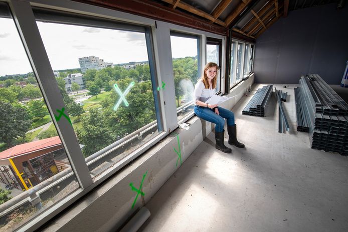 De Brinkhof stond jaren leeg en dat was links en rechts te merken. Het pand is nu eerst volledig gestript. Op de foto zit Jeanine Buiter van Grehamer & Company in een van de toekomstige appartementen met uitzicht op het Catharina Amaliapark.