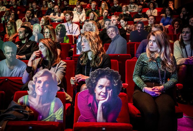 Bezoekers van een theatervoorstelling zitten op veilige afstand van elkaar, met kartonnen figuren ertussen. Beeld ANP