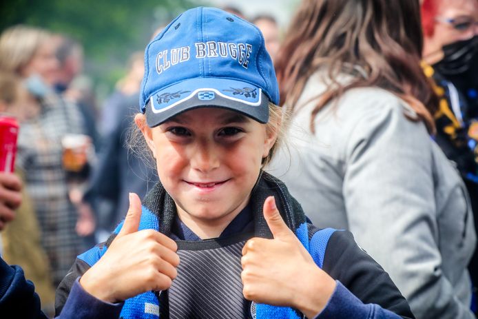 supporters wachten op de spelersbus van Club Brugge op de Platse van St Andries