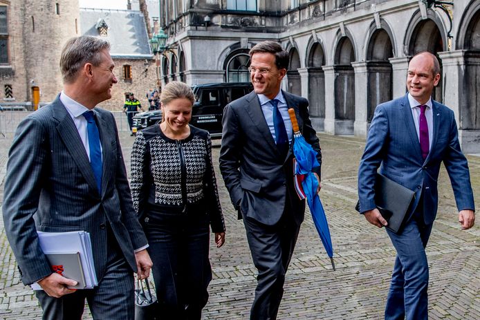 Gert-Jan Segers en Carola Schouten (ChristenUnie) kwamen maandag samen met Mark Rutte en Halbe Zijlstra (VVD) aan op het Binnenhof waar de onderhandelaars van VVD, CDA, D66 en ChristenUnie spreken met informateur Gerrit Zalm.