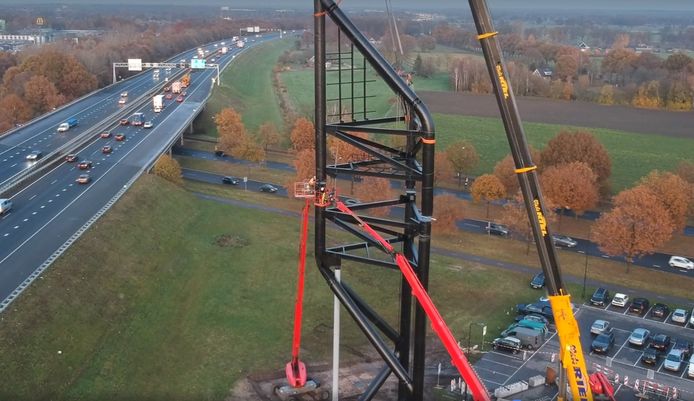 De mast heeft zijn karakteristieke vorm gekregen. Nu moeten er nog led-schermen aan bevestigd worden.