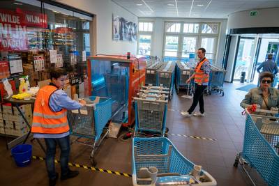 Geen gehannes meer met spray in AH Elst om winkelwagen virusvrij te krijgen
