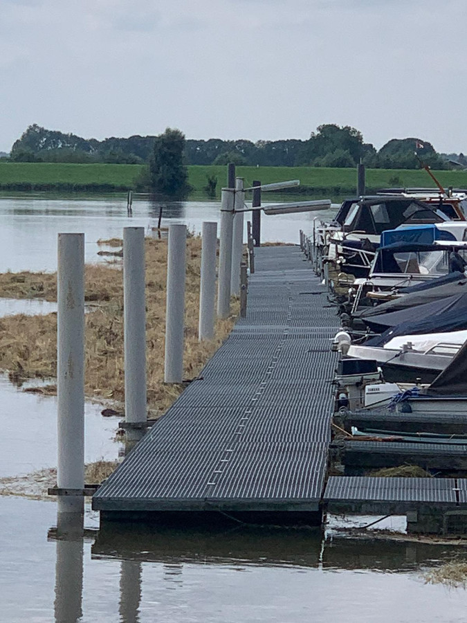 De steigers van Watersportvereniging Genderen trekken door de druk van het hooi krom.