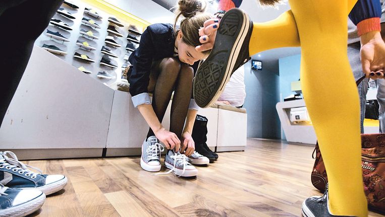 Steeds meer mensen passen enkel nog schoenen in de winkel, kopen doen ze op het internet. Beeld Cynthia Boll