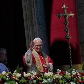 Image for Paus Leo kondigt gebedswake voor vrede aan tijdens zijn eerste paastoespraak