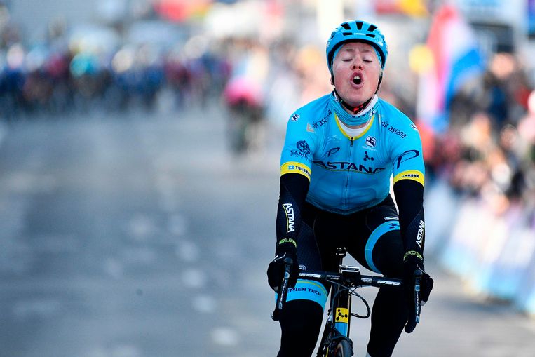 De Deen Michael Valgren Andersen van Astana komt als winnaar over de streep in de Omloop Het Nieuwsblad.  Beeld AFP