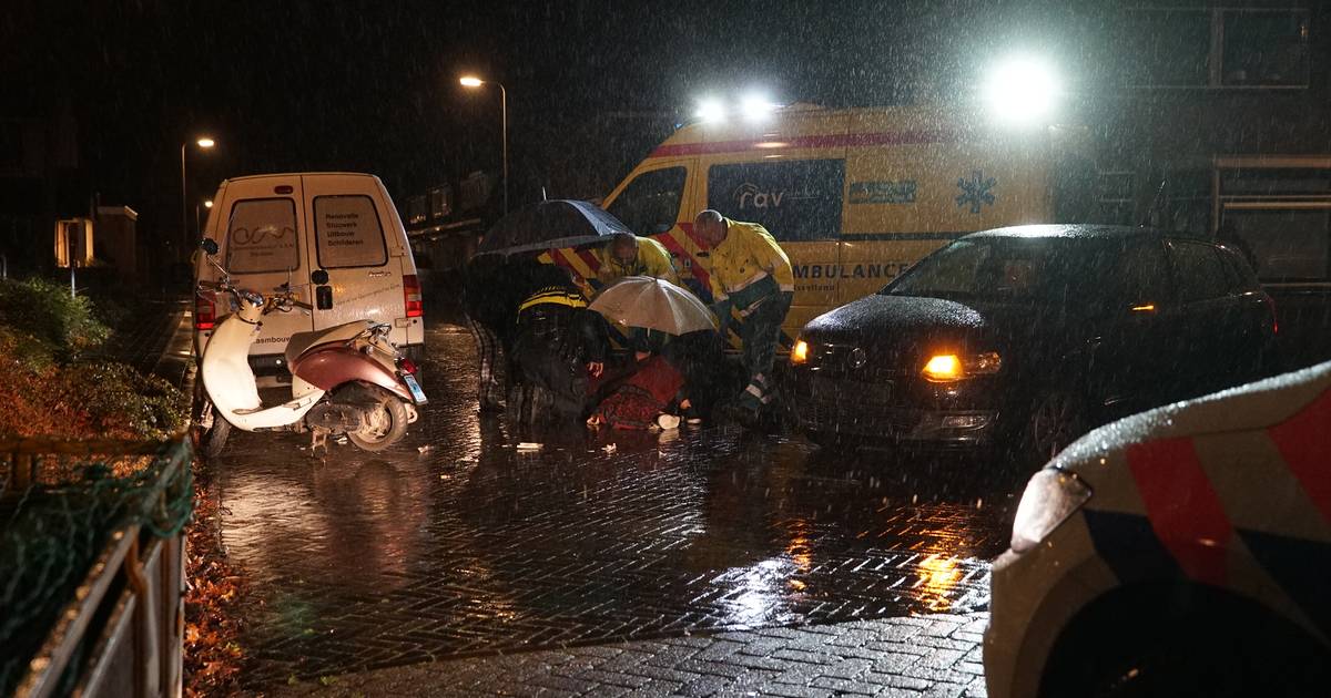 Scooterrijder in Deventer overgebracht naar ziekenhuis na botsing.