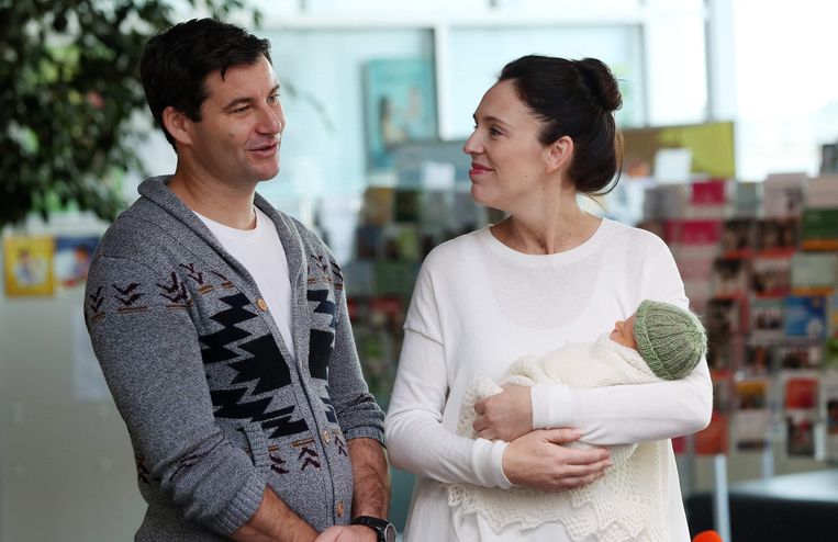 Op 24 juni 2018 poseren Ardern en haar partner Clarke Gayford met hun pasgeboren baby Neve Te Aroha Ardern Gayford voor het ziekenhuis in Auckland. Ardern was pas de tweede regeringsleider die moeder werd terwijl ze nog in functie was. Beeld AFP