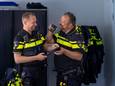 Johan Wakker (rechts) en Maarten van Esch kunnen niet meer zonder sociale media in hun politiewerk.