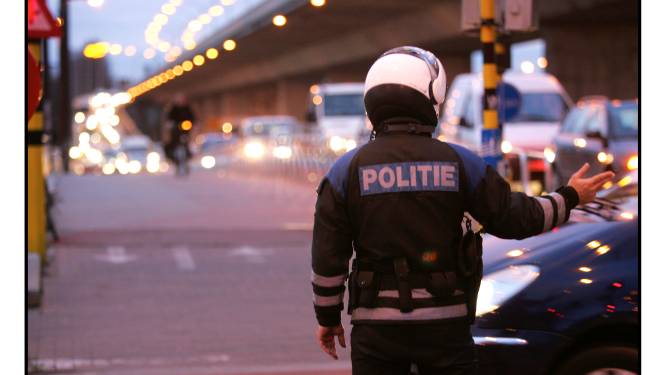 Bestuurster (33) vlucht weg van verkeerscontrole, rijdt politiemotard aan, en... ontsnapt aan zware straf: “Niet bewezen dat ze die agent wilde doden”