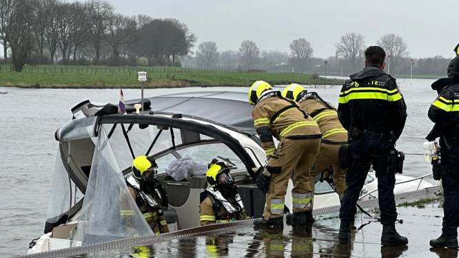 Twee mensen onwel op boot bij Cuijk