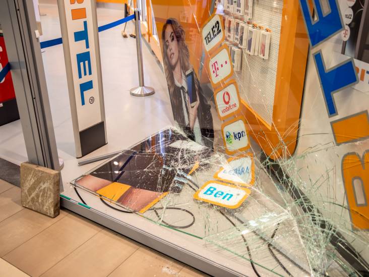 iPhones gestolen bij telefoonwinkel in winkelcentrum Roosendaal: ‘Ze wisten wat ze moesten hebben’