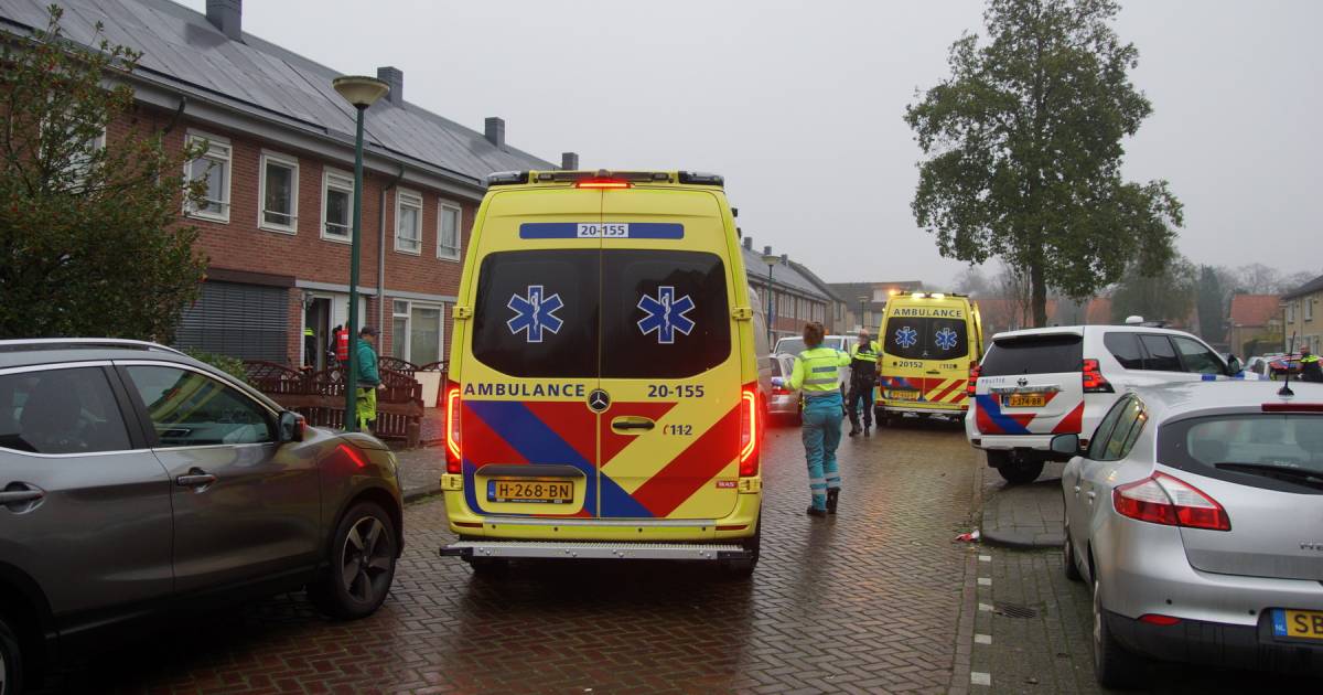 Man gewond tijdens werkzaamheden in Kaatsheuvel, hulpdiensten reanimeren hem.