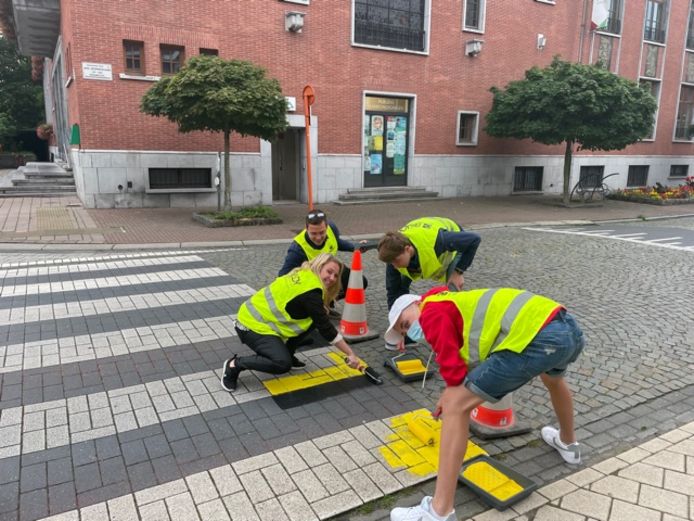 De symbolische actie vond plaats aan het zebrapad aan het gemeentehuis.