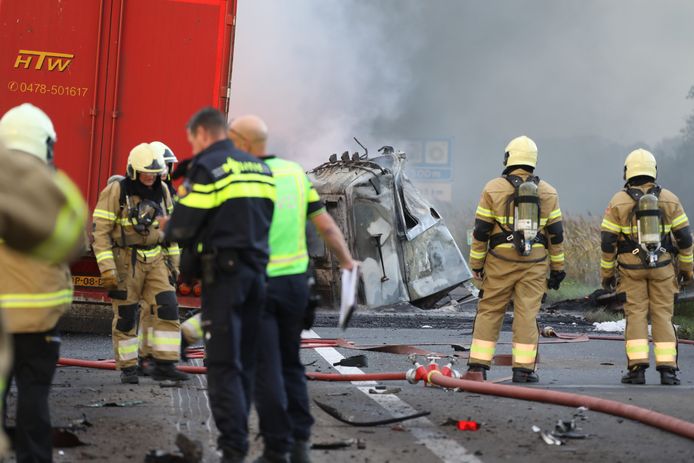 Brand in vrachtwagen na botsing