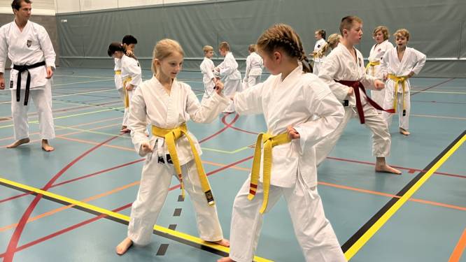 300 karateka’s op stage in sporthal De Ommegang