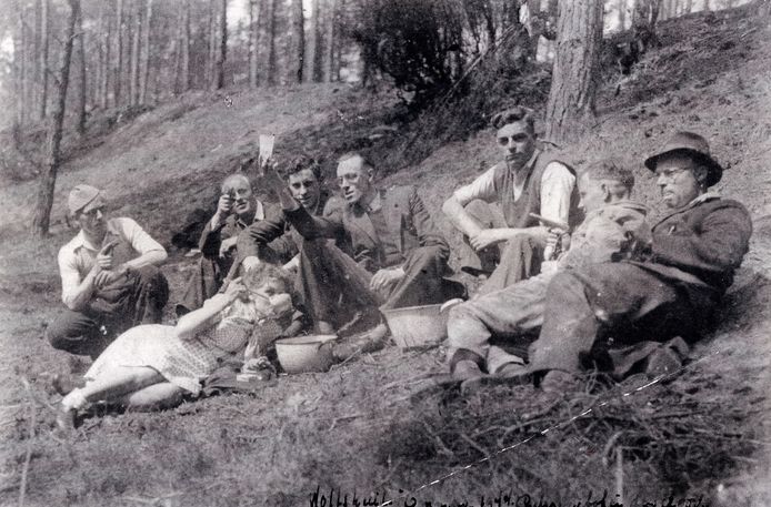 Ommer verzetsgroep met pistolen en onderduikers op de foto tijdens picknick in de Wolfskuil.